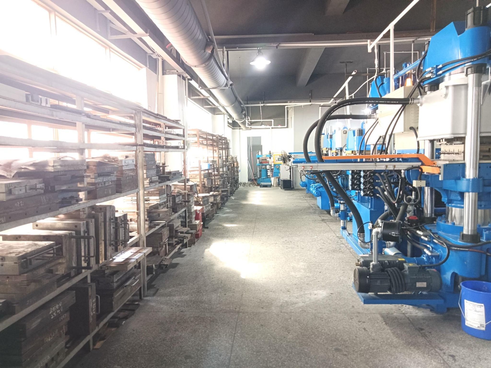 Silicone molding machines and molds in the molding workshop