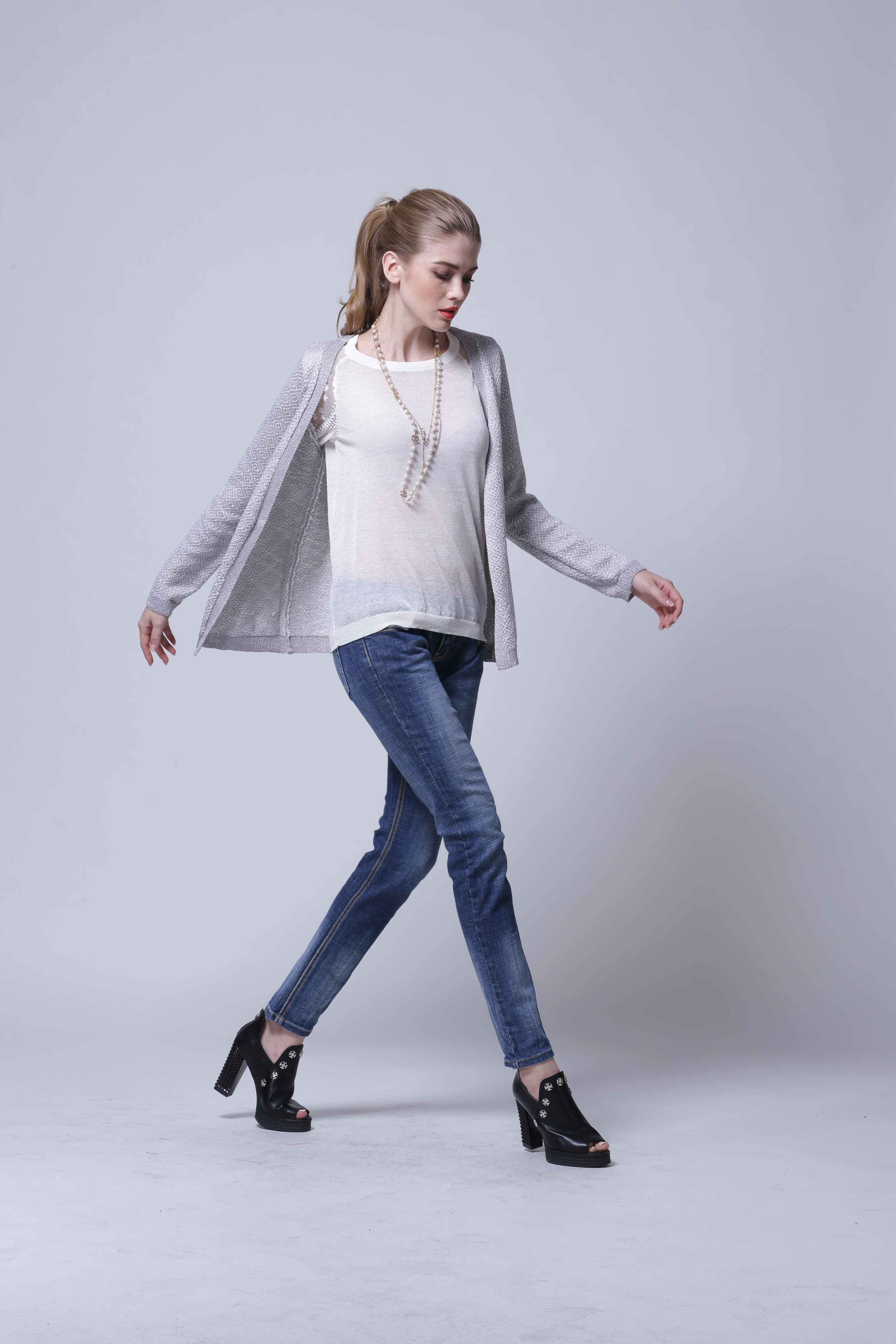 Detailed knitwear surface shot on women's knitted cardigan IMC109