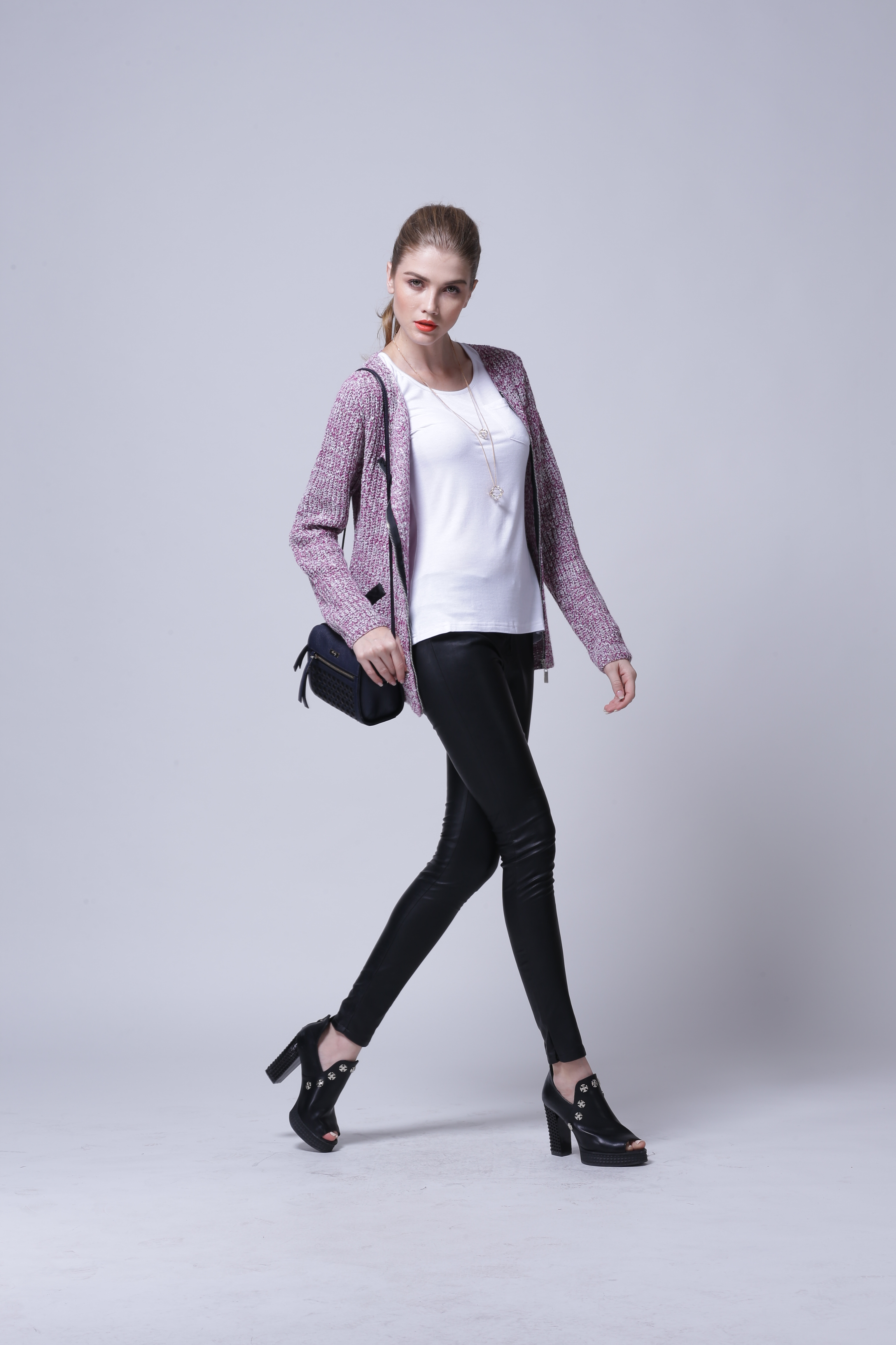 Knitted cardigan IMC107 displaying structured side silhouette and drape