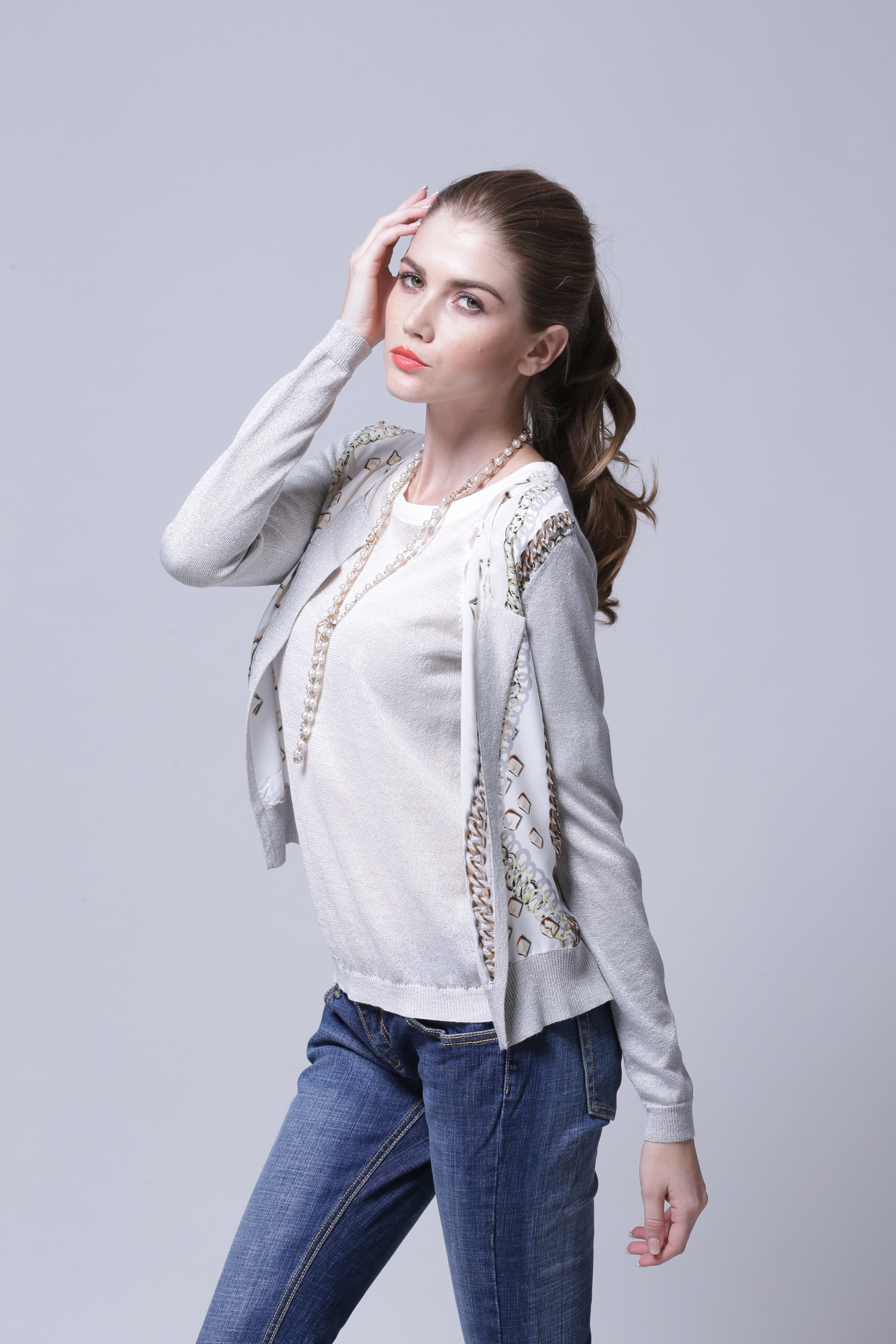 Detailed knit texture display on women's knitted cardigan IMC110