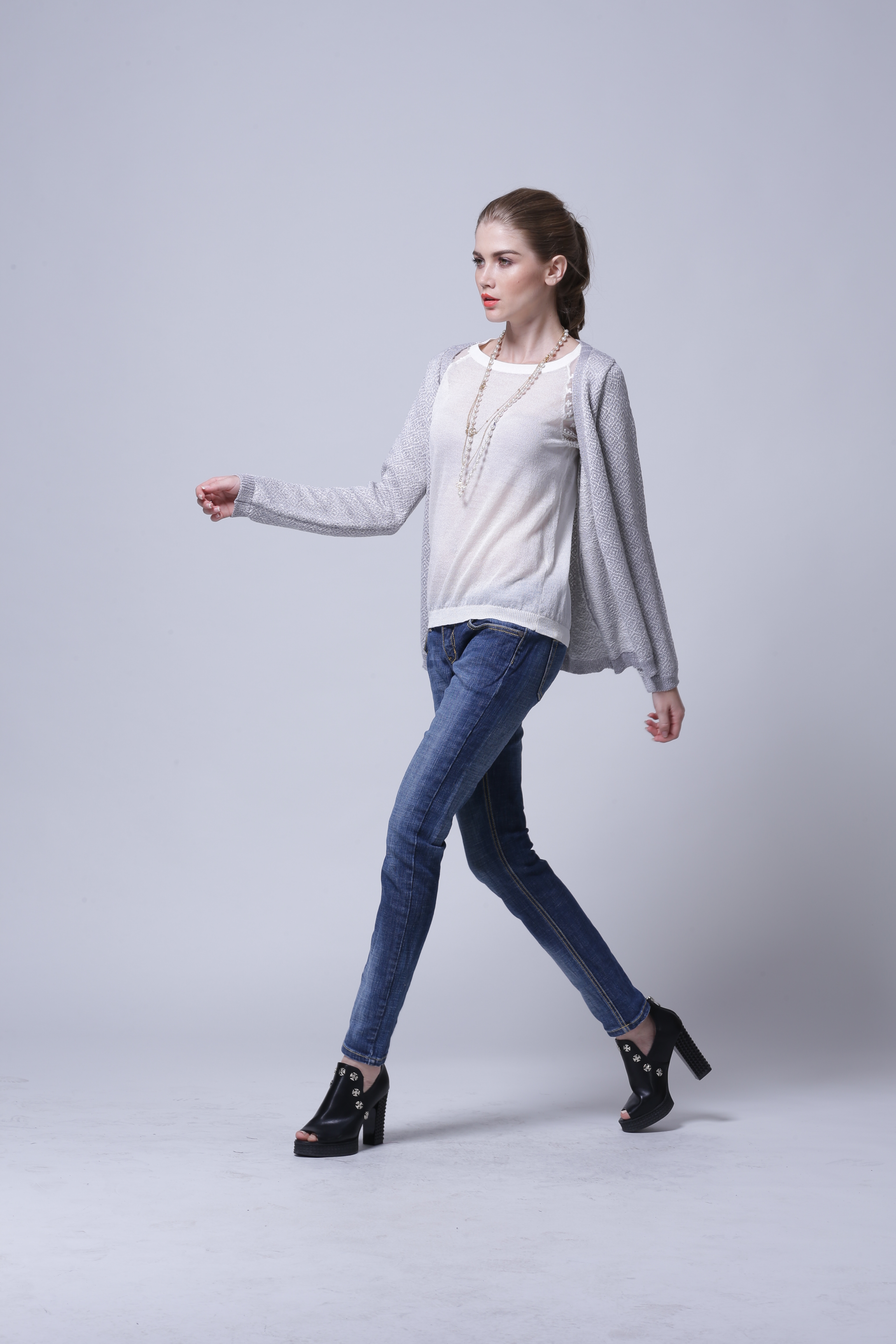 Full-length studio showcase presenting women's cardigan IMC109