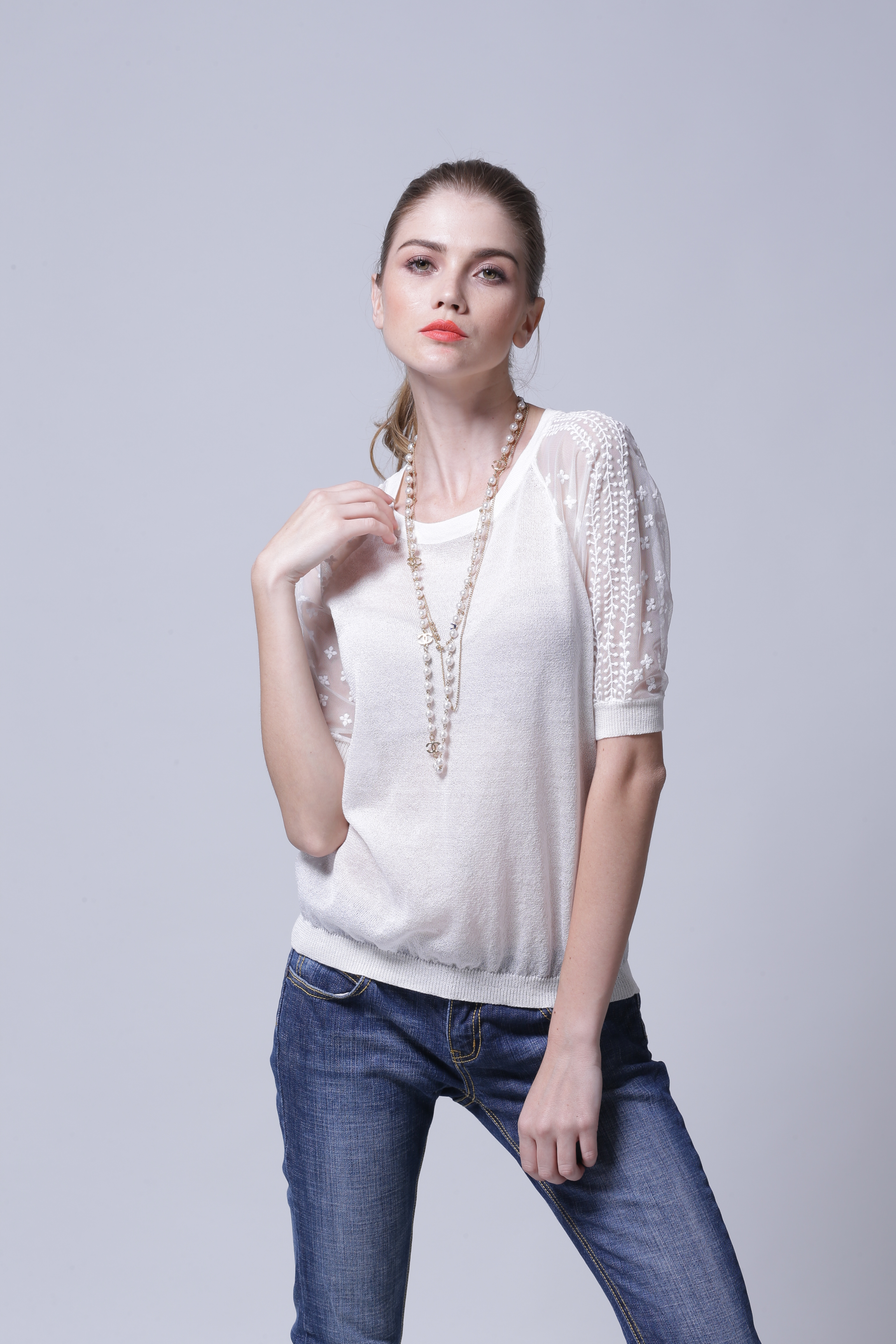 Close stitch craftsmanship and hem finish of women's pullover IMP115