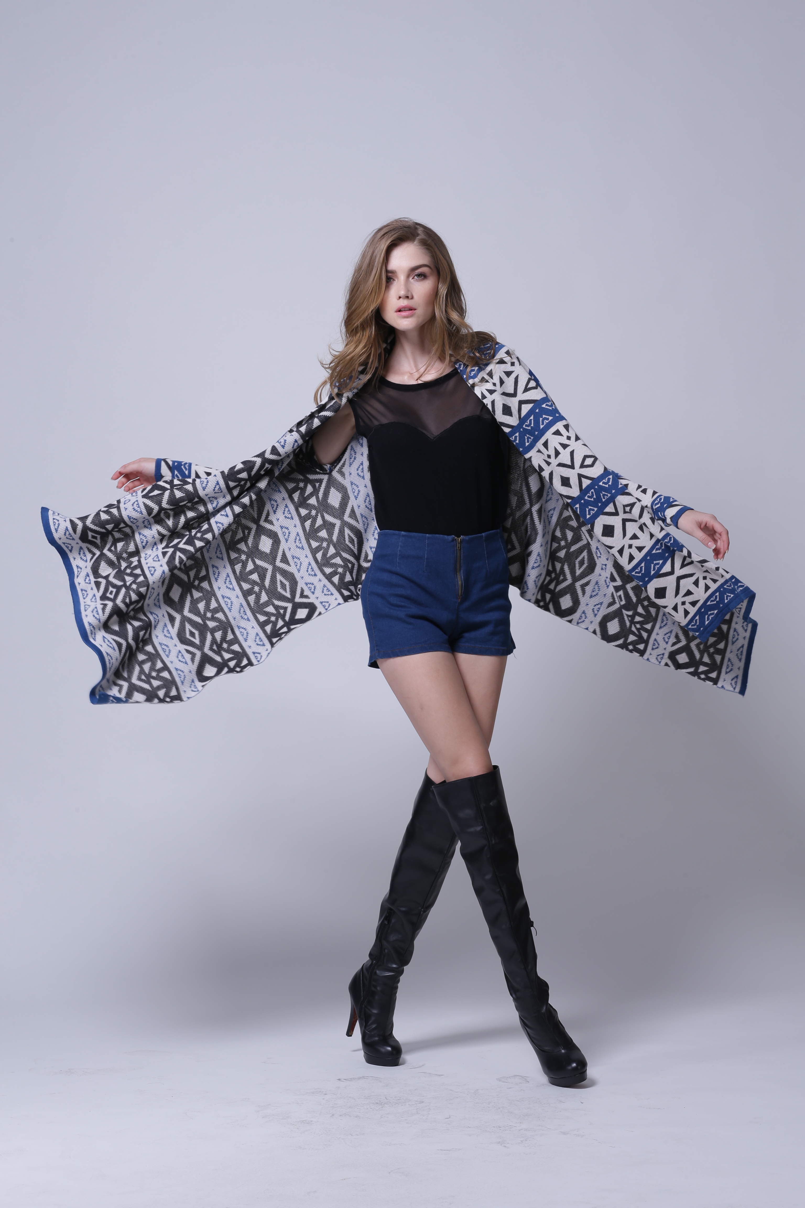 Women's knitted cardigan IMC103 – side silhouette highlighting fluid drape