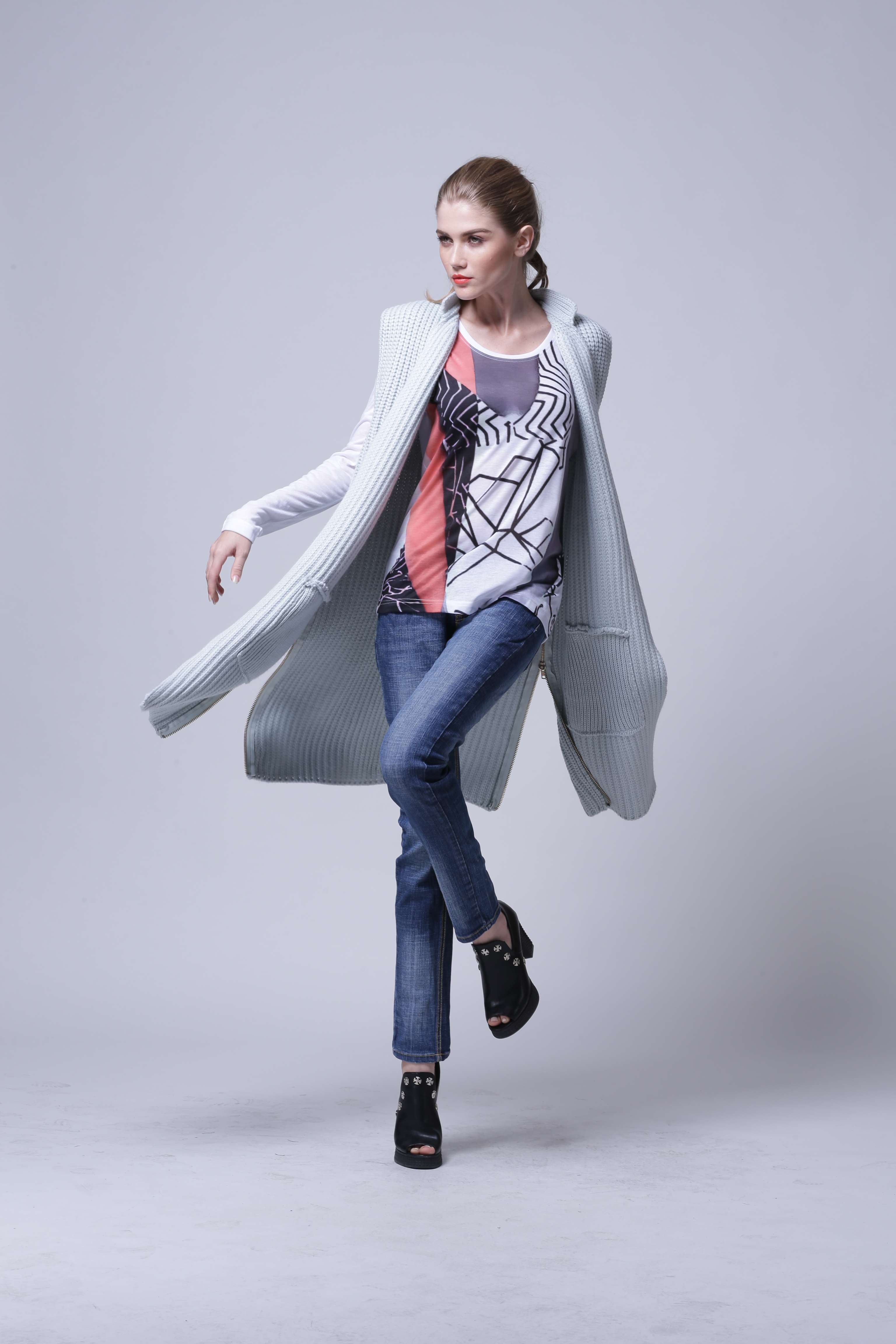 Close-up knit texture and seam inspection on women's cardigan IMC111