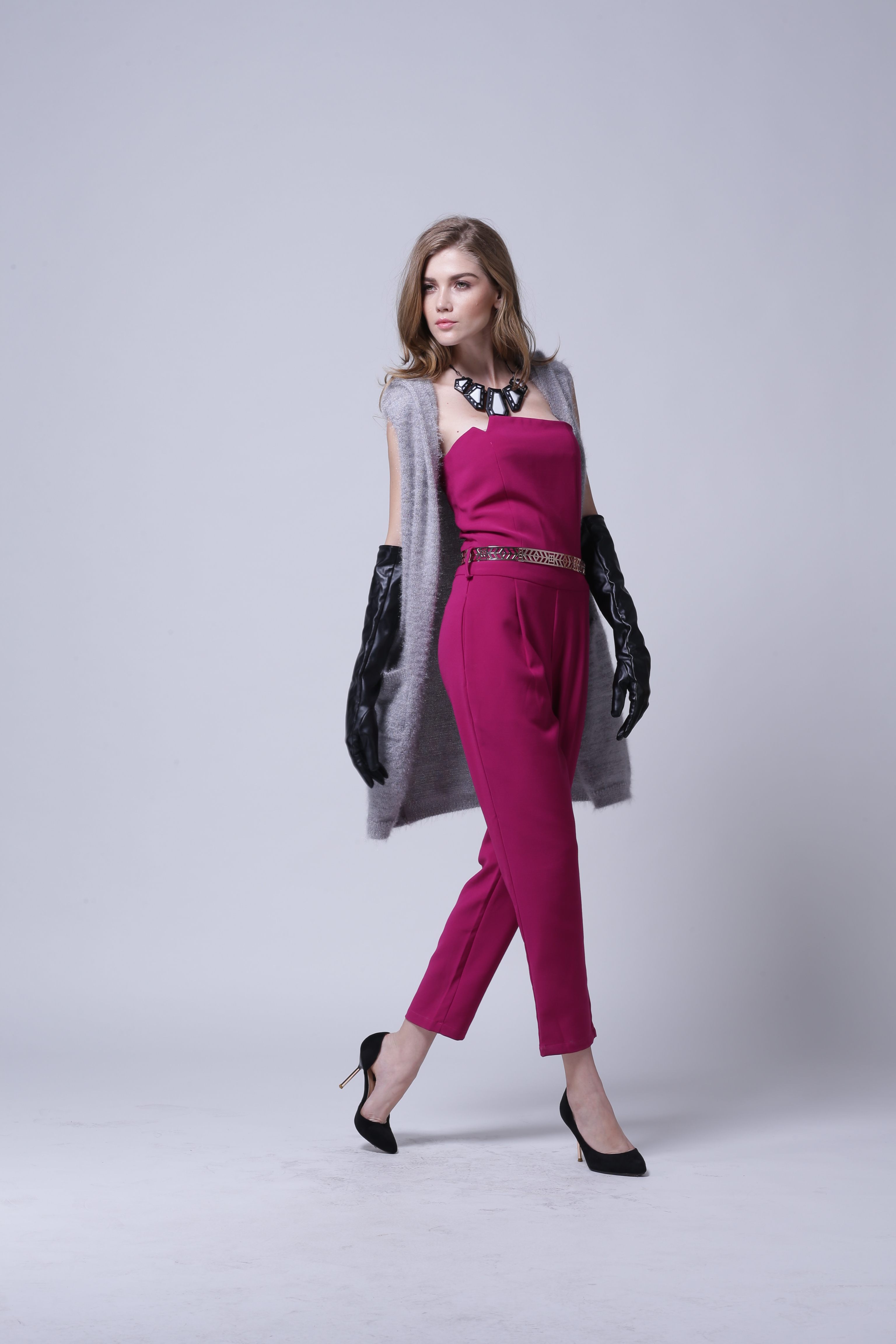 Women's knitted cardigan IMC102 – profile angle highlighting clean drape