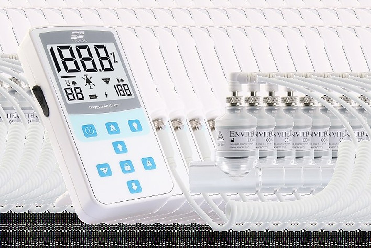 Pigeon III portable oxygen analyzer with digital display