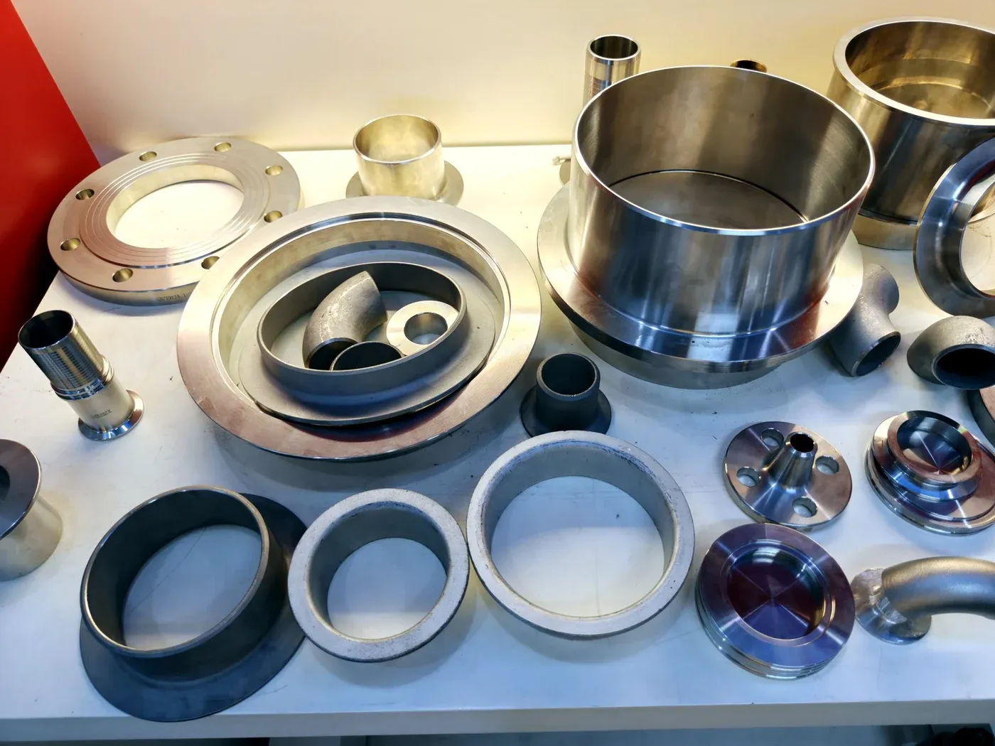 Stainless steel butt-weld fittings range including concentric and eccentric reducers