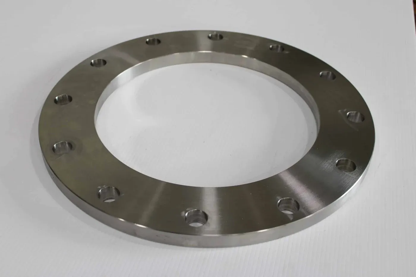 Lap joint flange ring, free-rotating backing flange