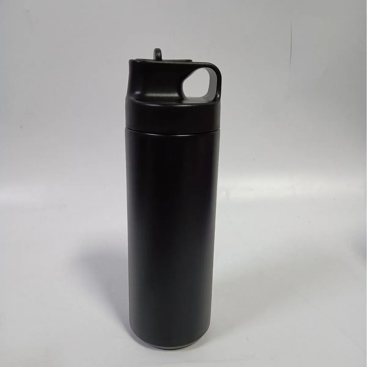 Single minimalist 500ml stainless steel water bottle in matte black with integrated loop-handle spout lid