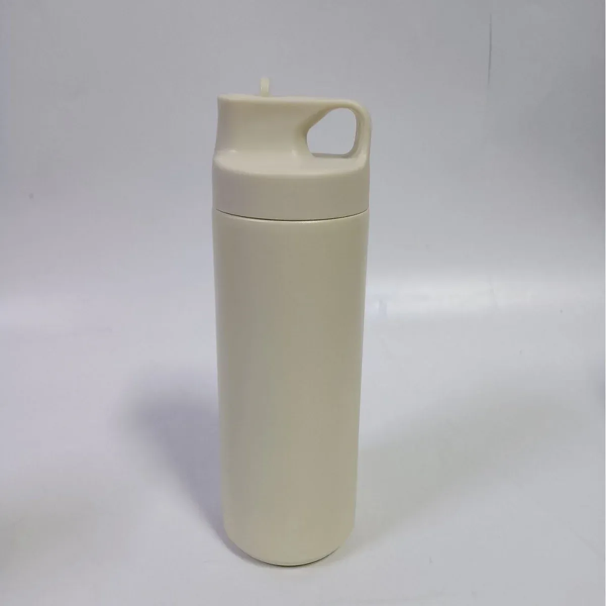Single minimalist 500ml stainless steel water bottle in matte cream with integrated loop-handle spout lid