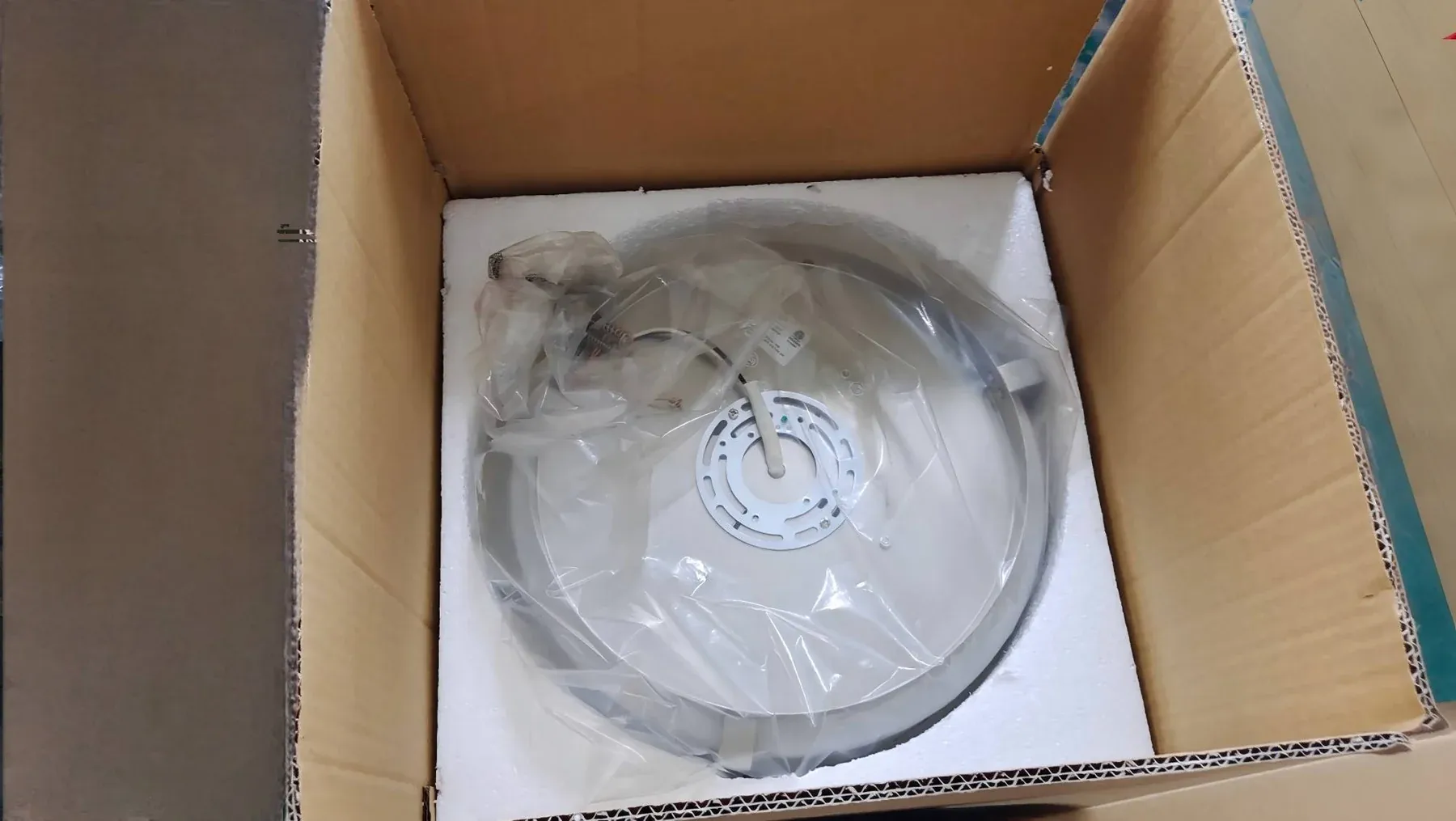 spc-2602-round-ceiling-light-protective-packaging