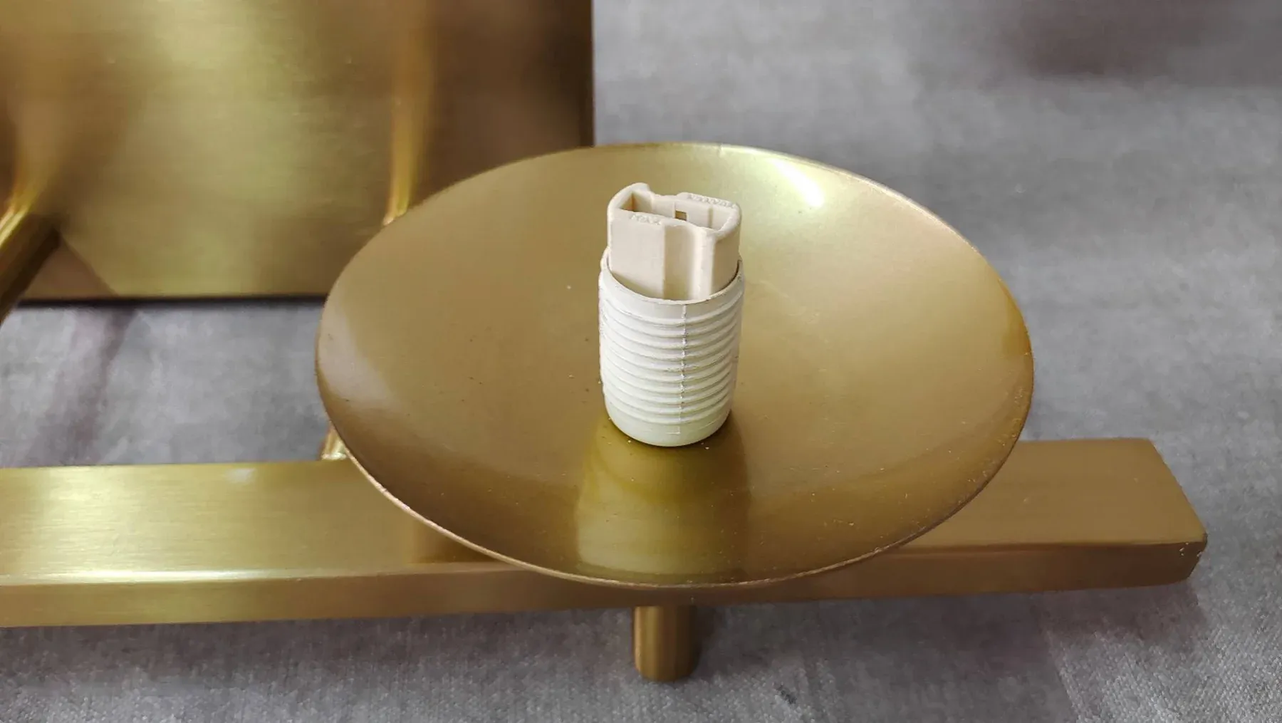 spw-2604-lamp-holder-brass-metal-structure-detail