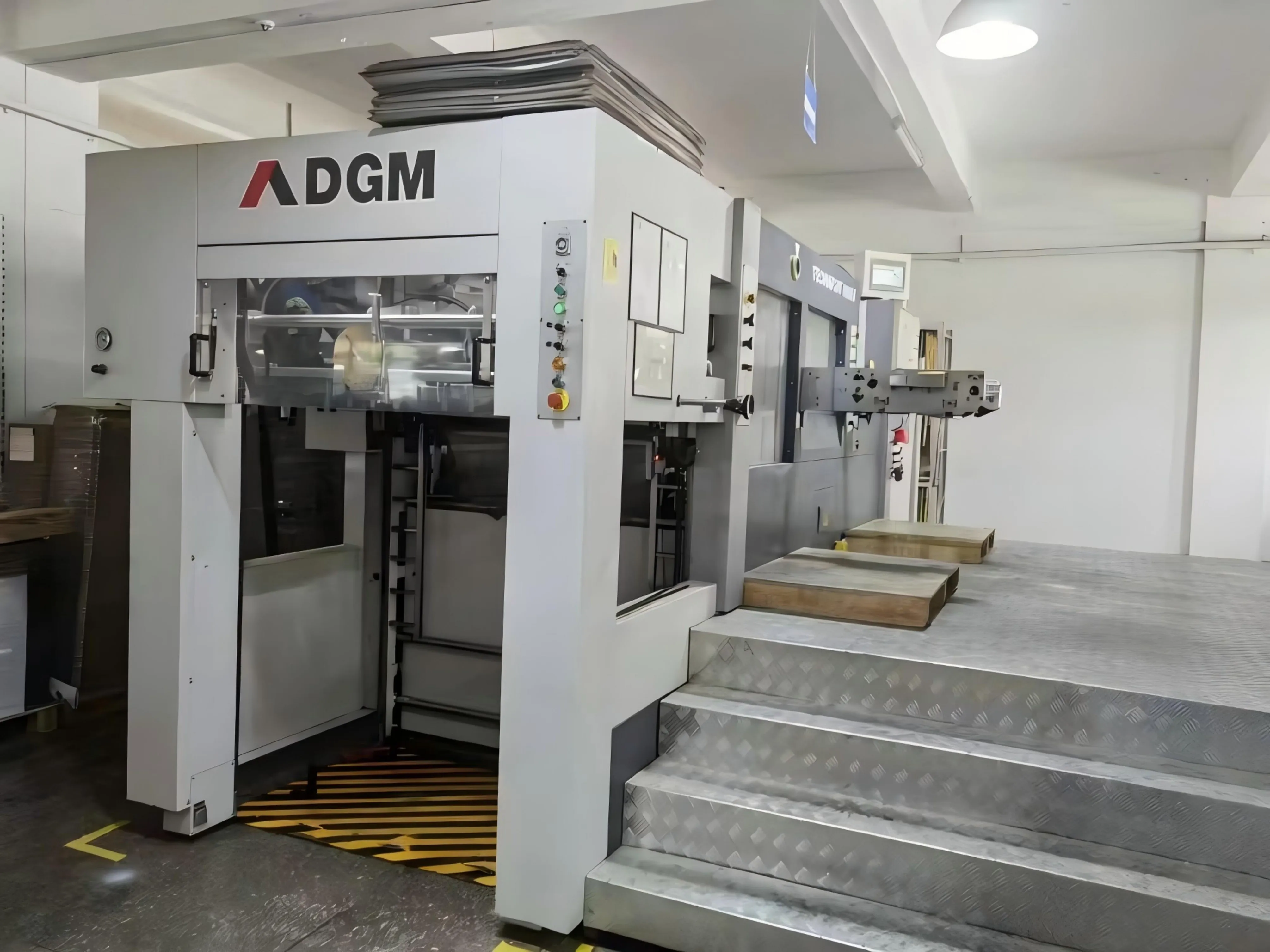 04_Automatic die-cutting machine