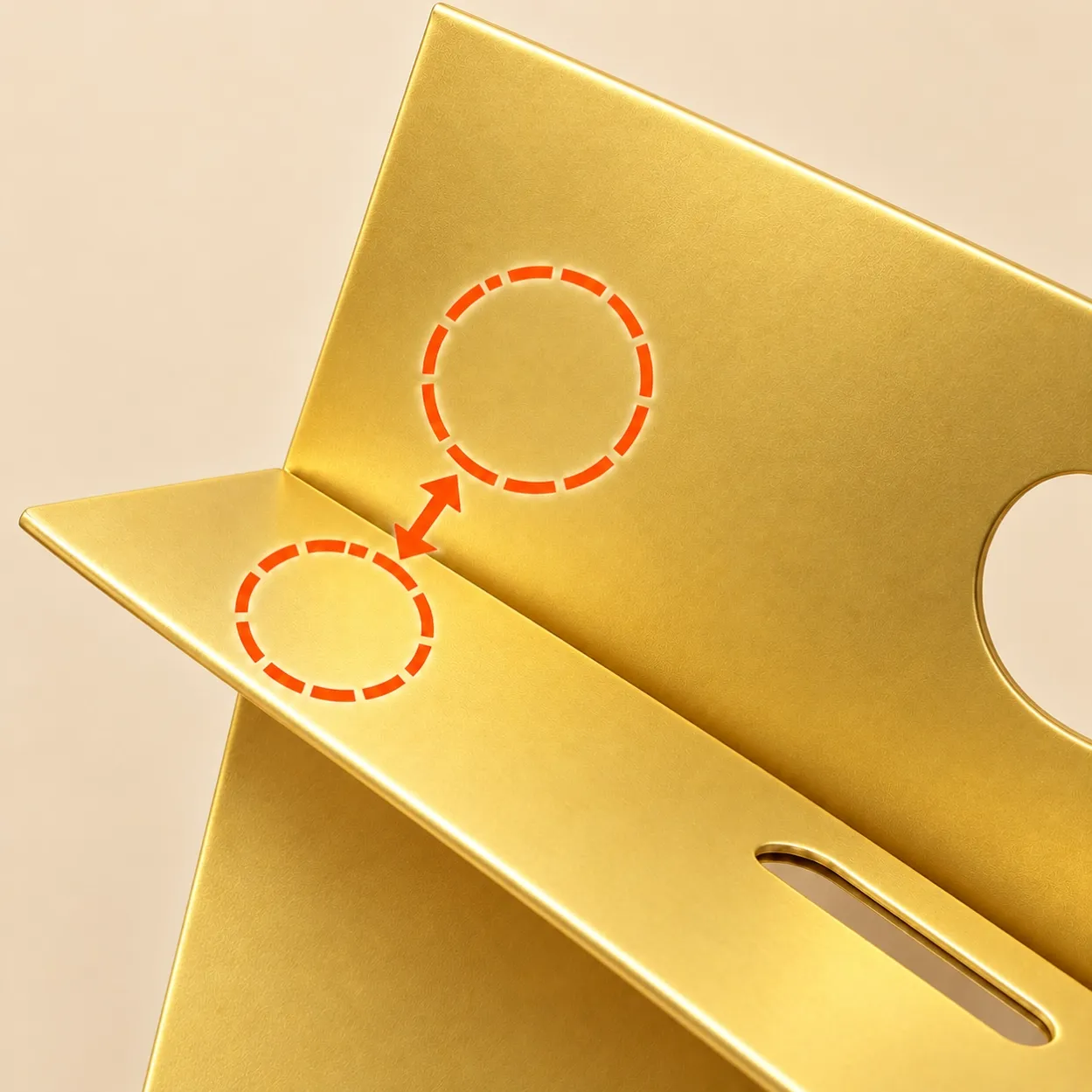 FB-001_Gold_05_Magnetic_Closure