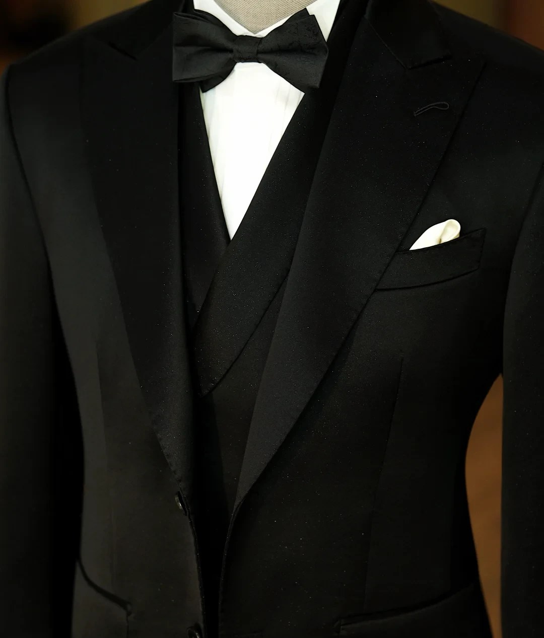 Dark shawl lapel with tie detail