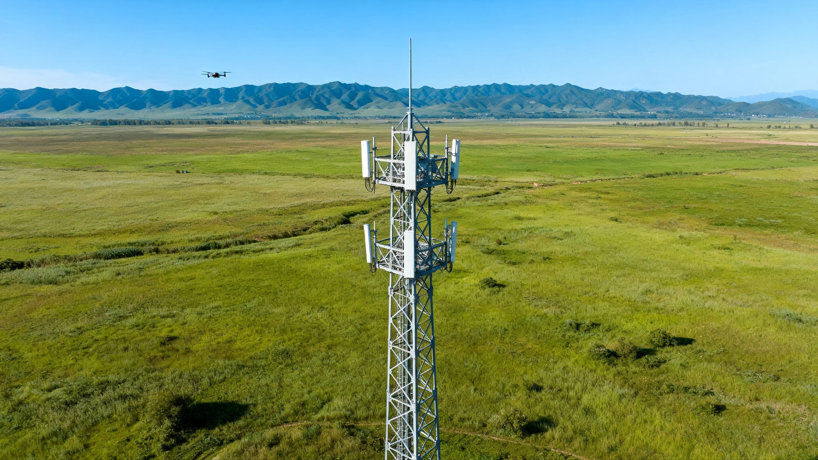 摄图网_701206080_草原5G通信基站与无人机乡村信号覆盖巡检场景(非企业商用)