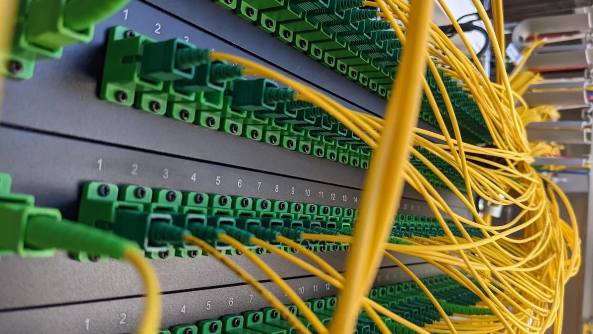 axonode-fiber-capacity-expansion-yellow-patch-panel-hero