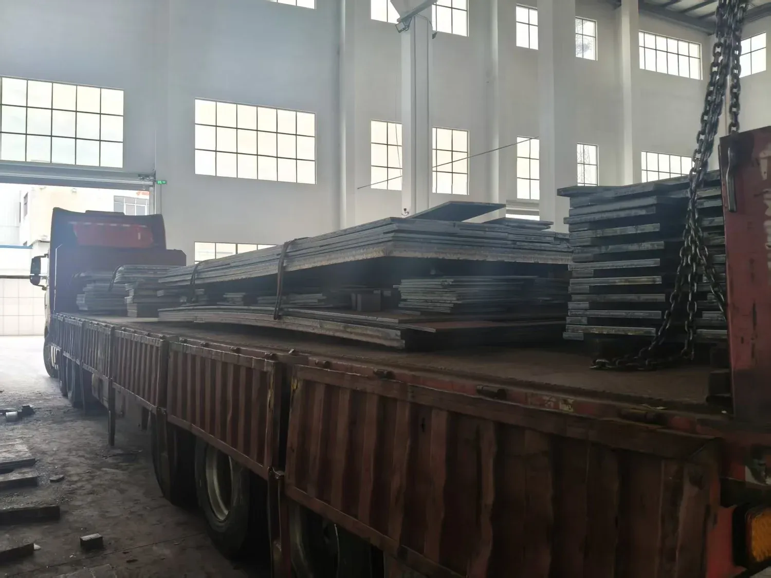 gallery-07-heavy-steel-plate-loading
