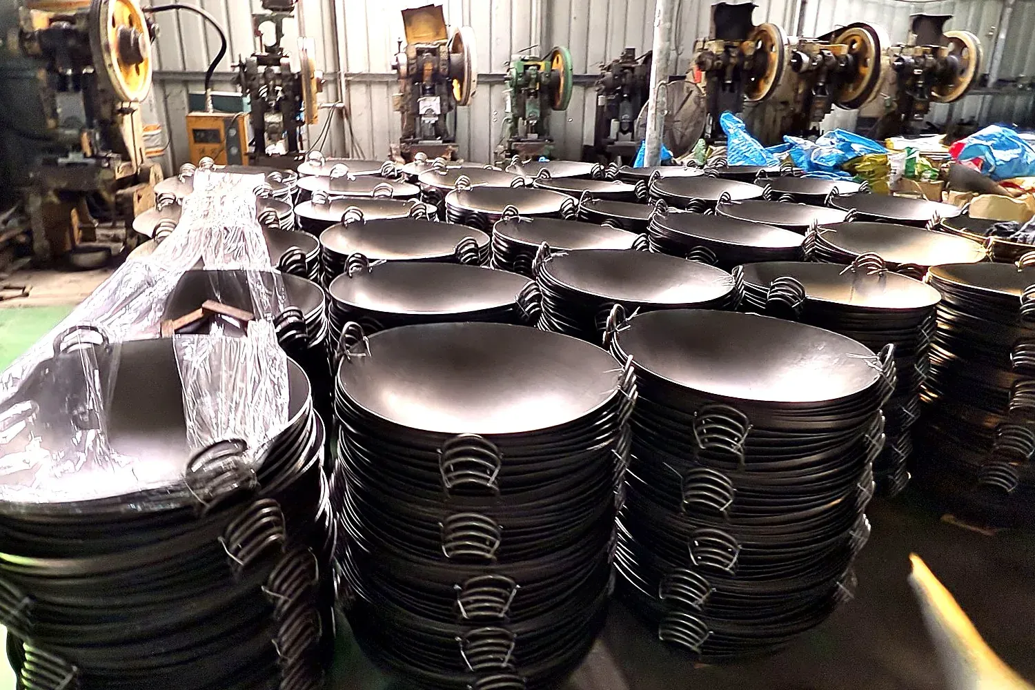 Batched woks staged in the finished-goods warehouse ahead of a confirmed loading date.