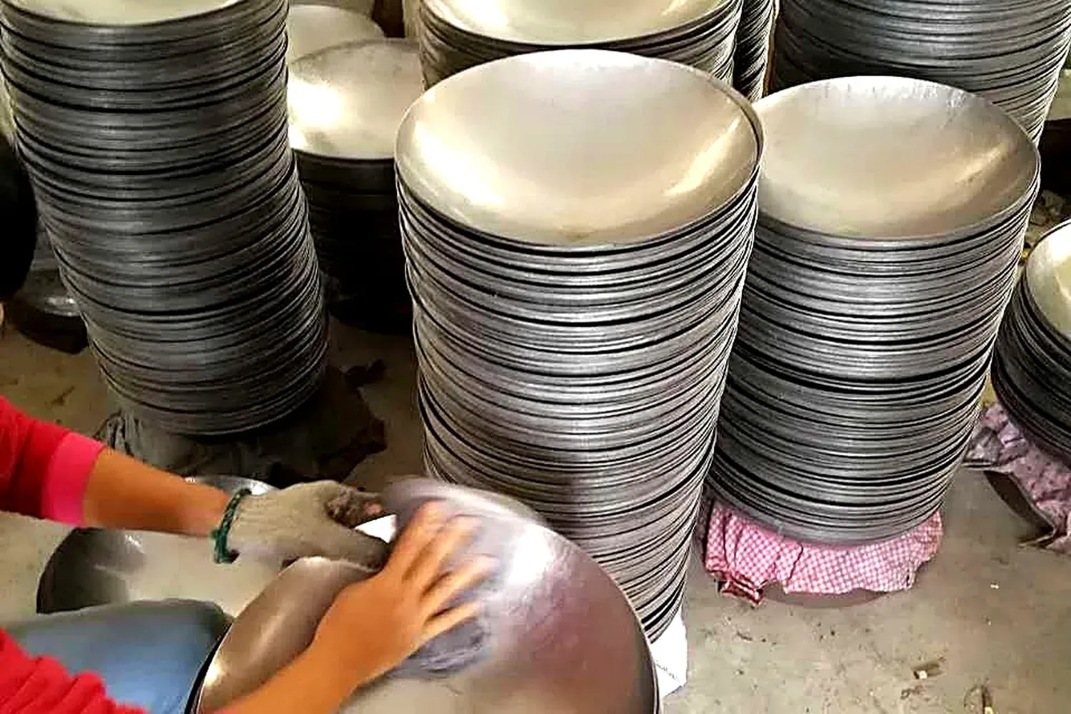 Hand-polishing and inspection station at the YIHENG factory; process background only — certification support remains subject to per-model test reports.