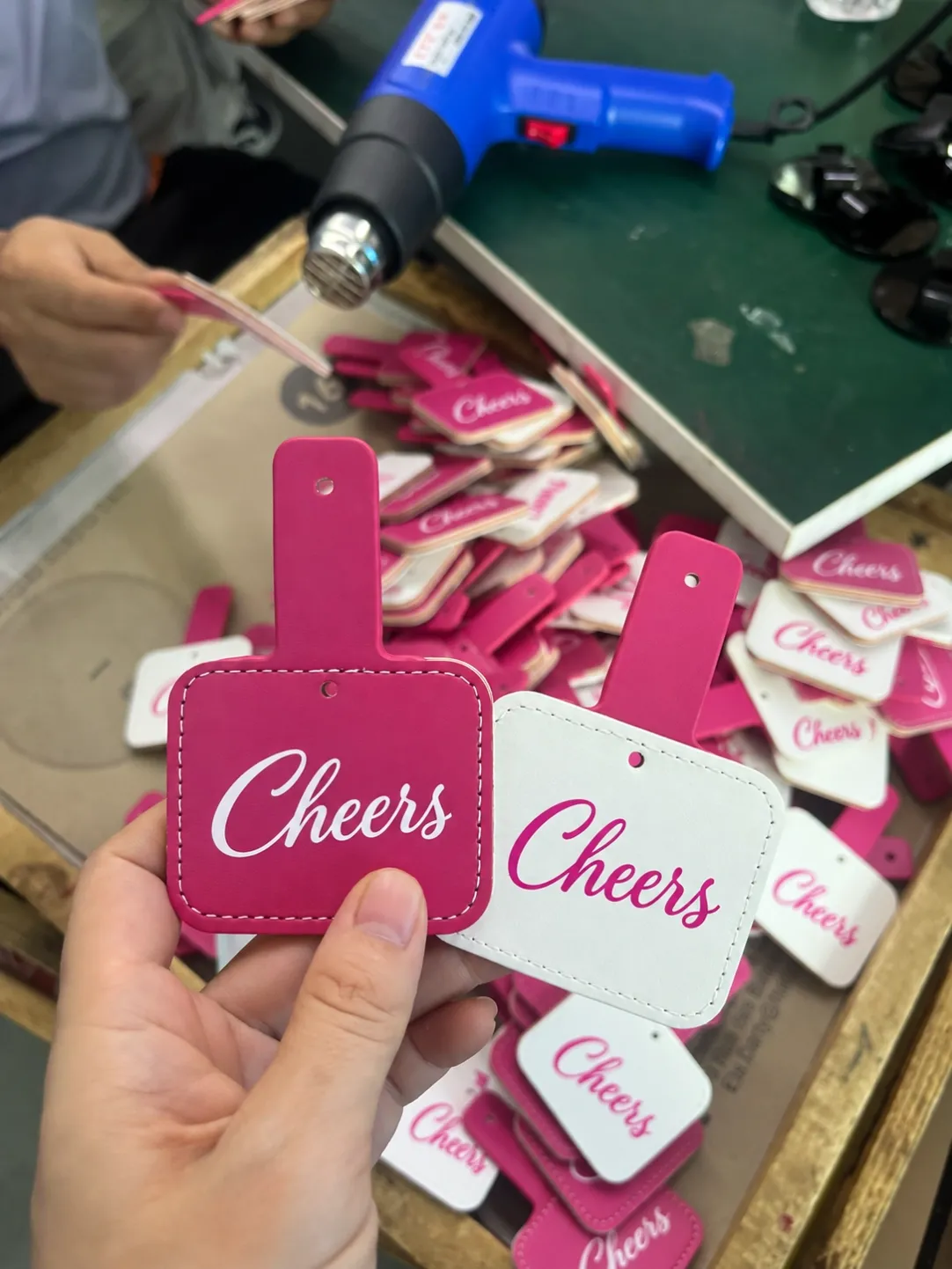 custom-pink-luggage-tags-cheers-logo.png