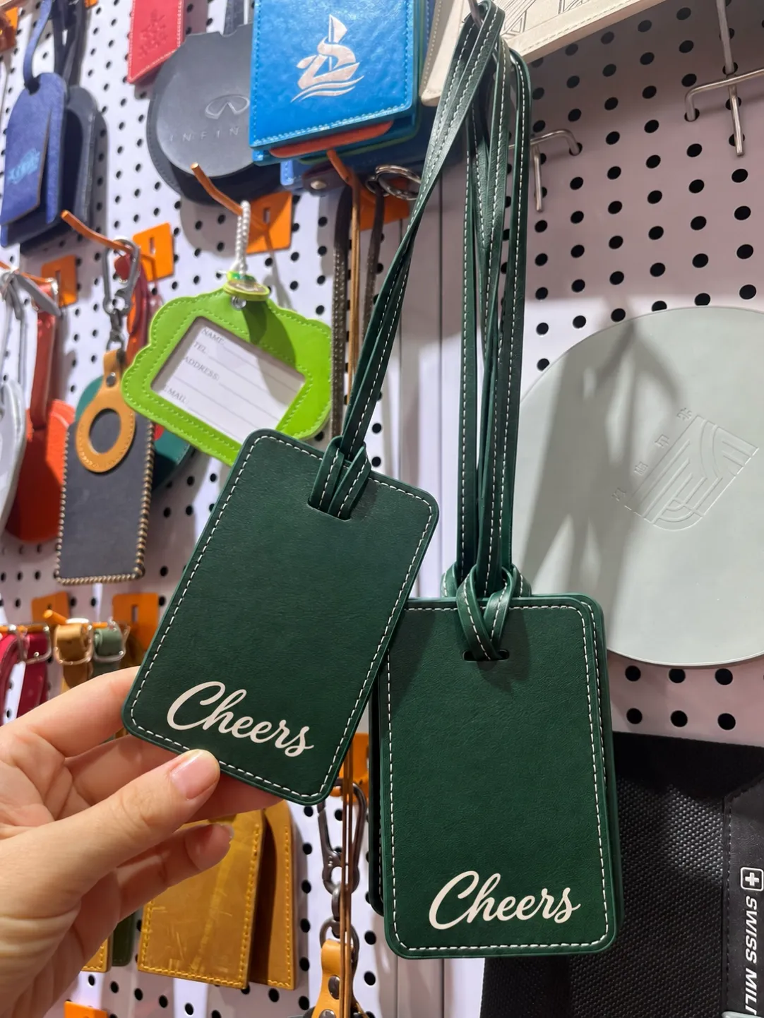 custom-green-leather-luggage-tags-bulk-order.png