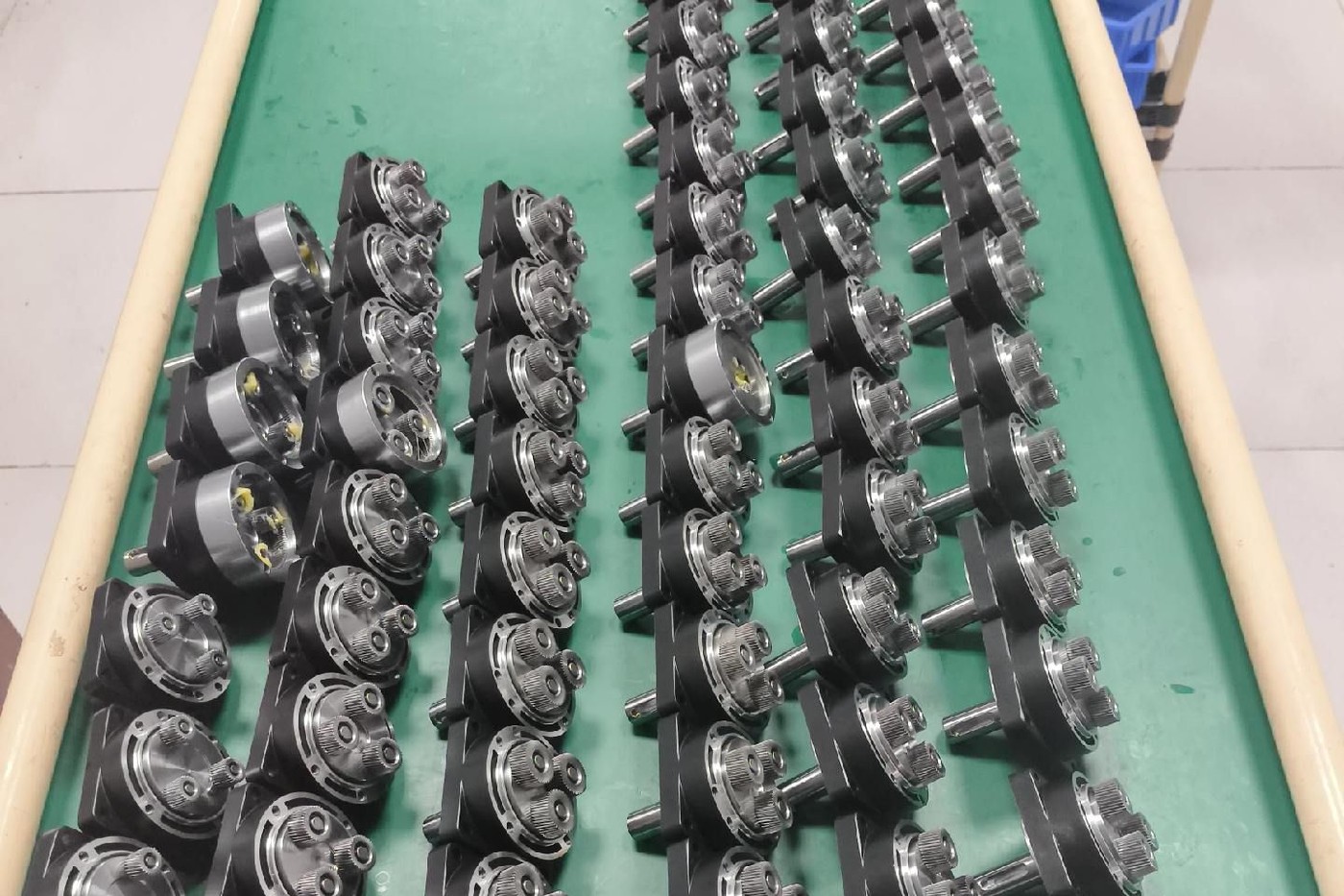 Rows of completed planetary gearboxes on the ECHOMACH assembly bench