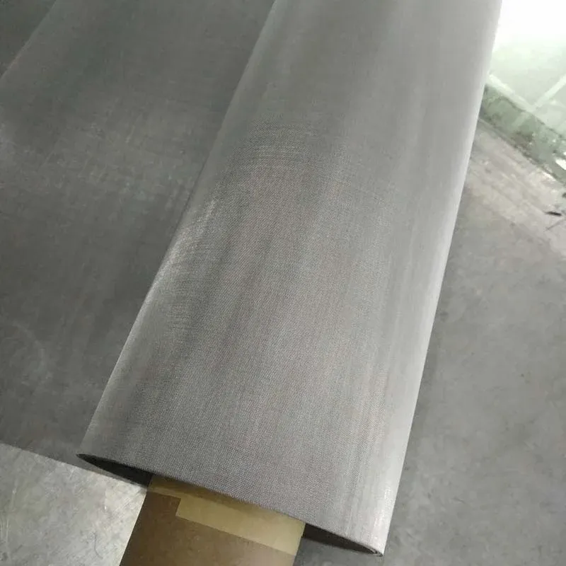 Roll of stainless steel woven wire mesh