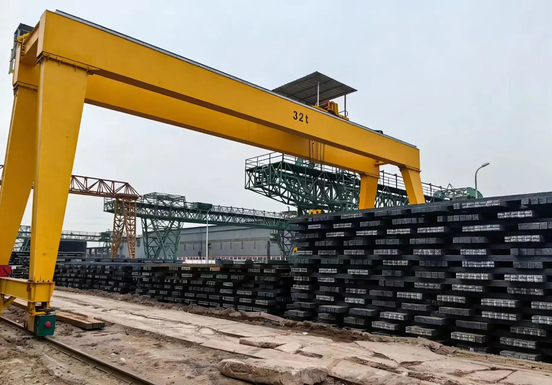 double-girder-gantry-crane-in-outdoor-workshop