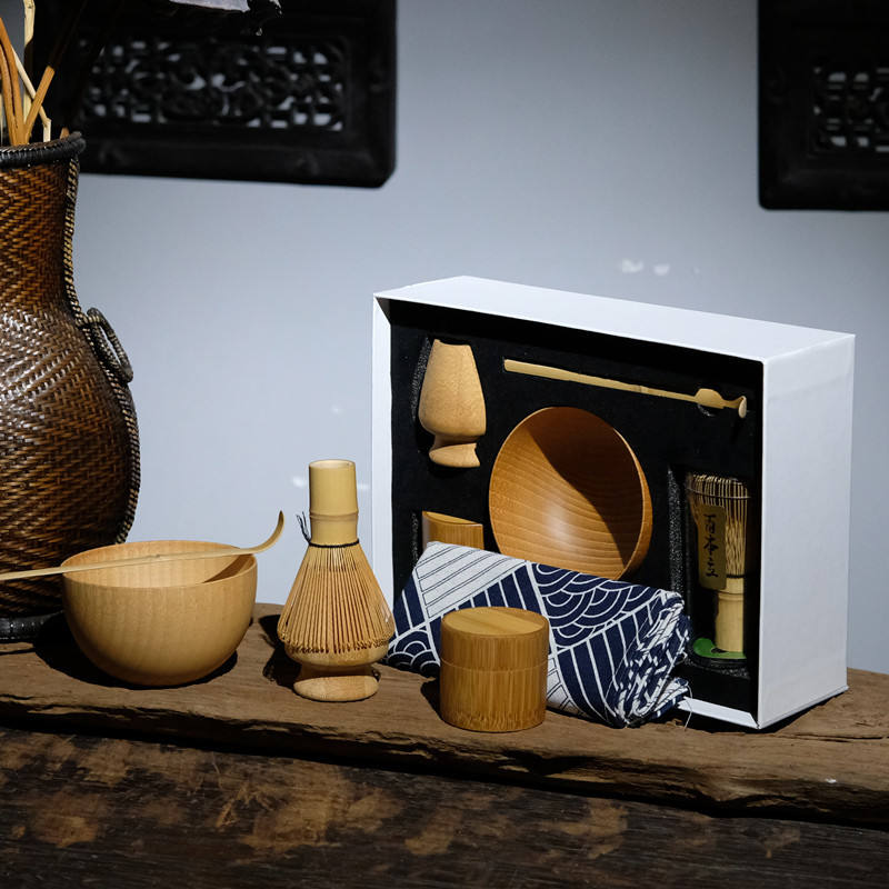 Ceramic canister with bamboo lid
